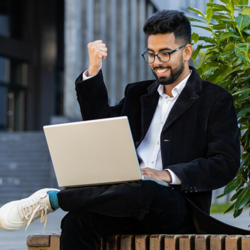 businessman-working-laptop businessman-working-laptop